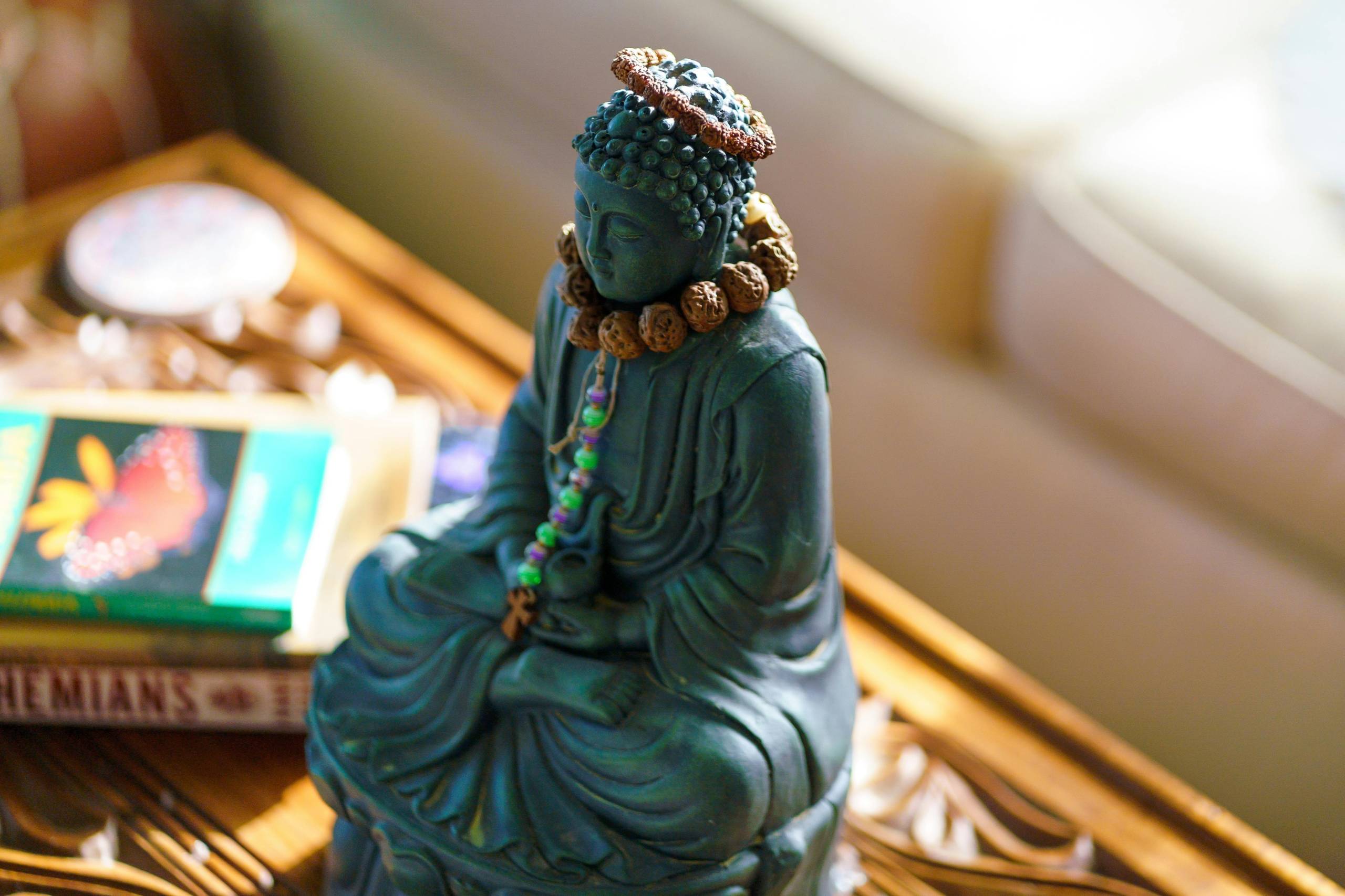 Patung dekorasi yang sesuai dengan fungsi ruangan