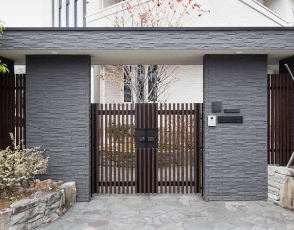 Model Pagar Rumah Besi vs Kayu: Mana yang Lebih Cocok untuk Anda?