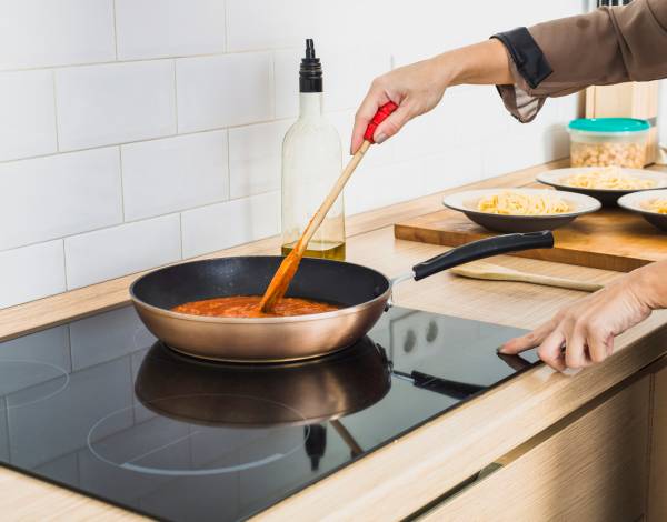 Kompor Listrik vs Kompor Gas: Apa Saja Kelebihan dan Kekurangannya?